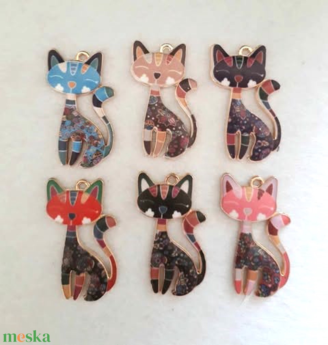 Festett, mintás, cica medál - 6 színben (1494) - kellékek & szerszámok - gyöngyfűzés kellékek - egyéb alkatrész - Meska.hu