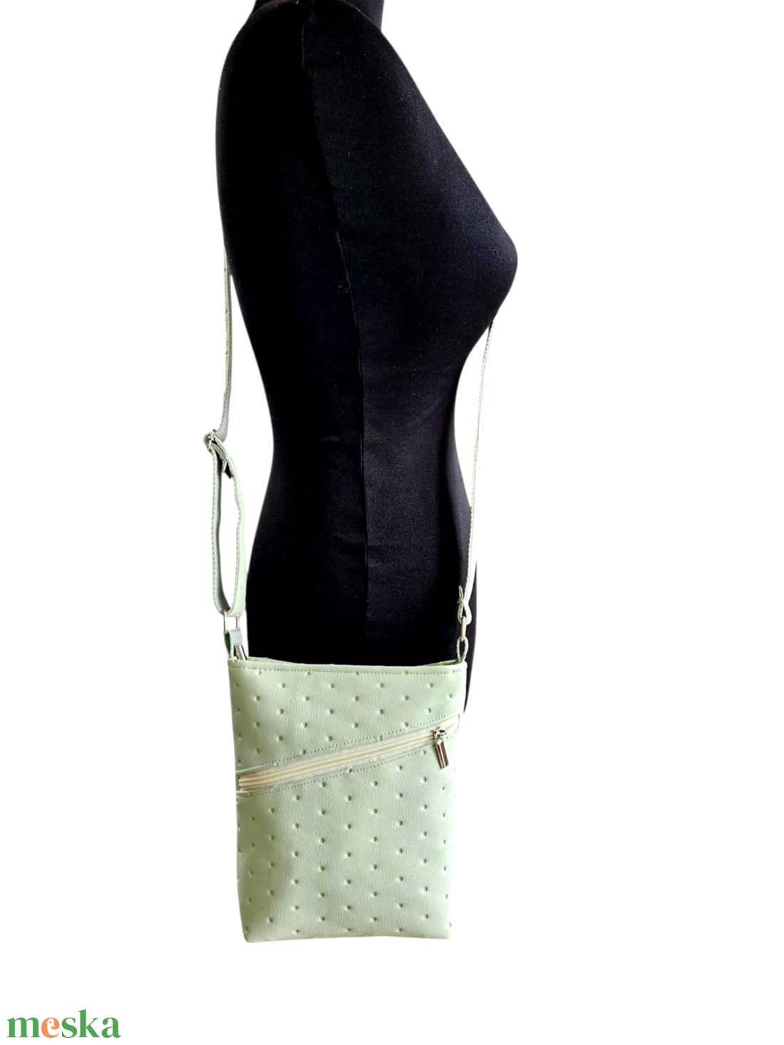 Halványzöld steppelt oldaltáska pöttyös béléssel - táska & tok - kézitáska & válltáska - vállon átvethető táska - Meska.hu