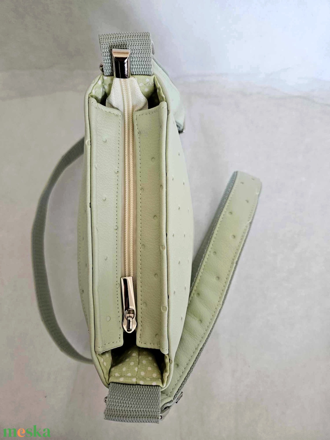 Halványzöld steppelt oldaltáska pöttyös béléssel - táska & tok - kézitáska & válltáska - vállon átvethető táska - Meska.hu