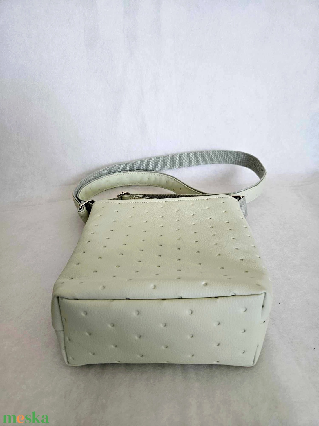Halványzöld steppelt oldaltáska pöttyös béléssel - táska & tok - kézitáska & válltáska - vállon átvethető táska - Meska.hu