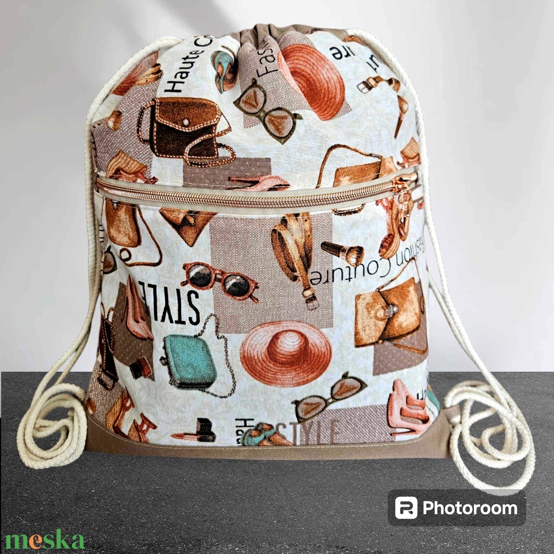 Csinos csajos hátizsák vízálló talprésszel - táska & tok - hátizsák - tornazsák, gymbag - Meska.hu