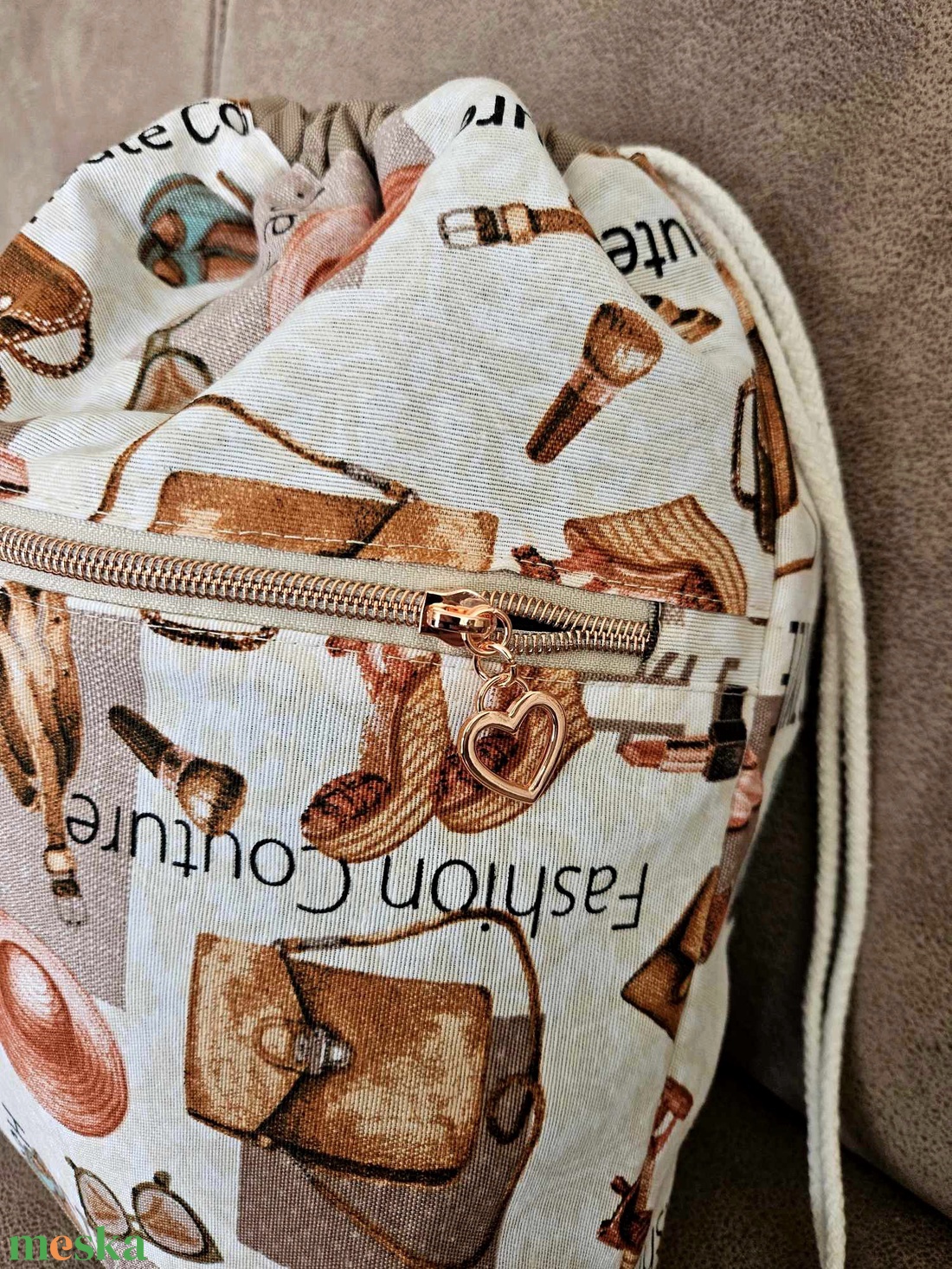 Csinos csajos hátizsák vízálló talprésszel - táska & tok - hátizsák - tornazsák, gymbag - Meska.hu