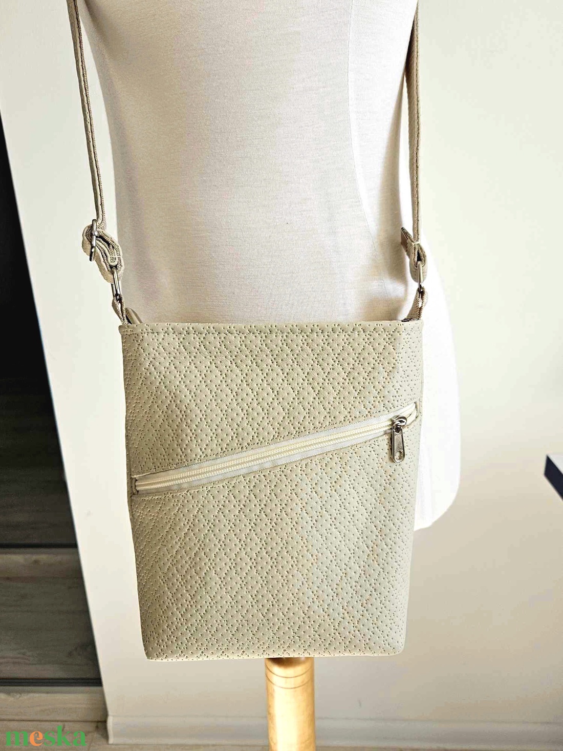 Krémszínű oldaltáska cicás béléssel - táska & tok - kézitáska & válltáska - vállon átvethető táska - Meska.hu