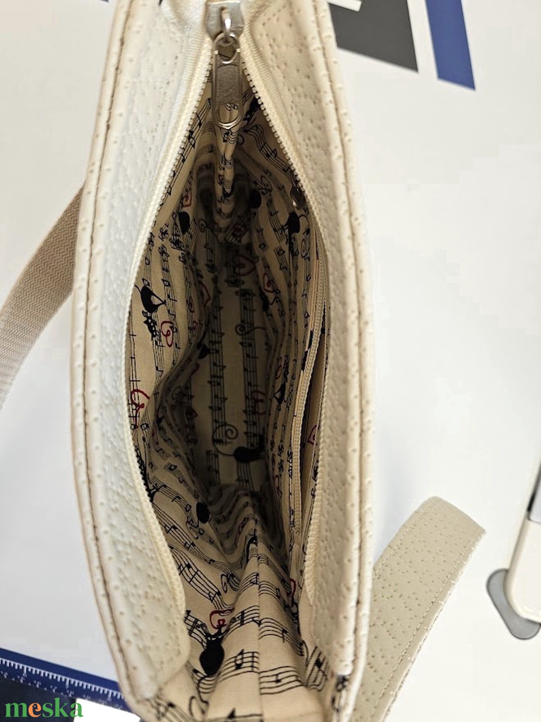 Krémszínű oldaltáska cicás béléssel - táska & tok - kézitáska & válltáska - vállon átvethető táska - Meska.hu