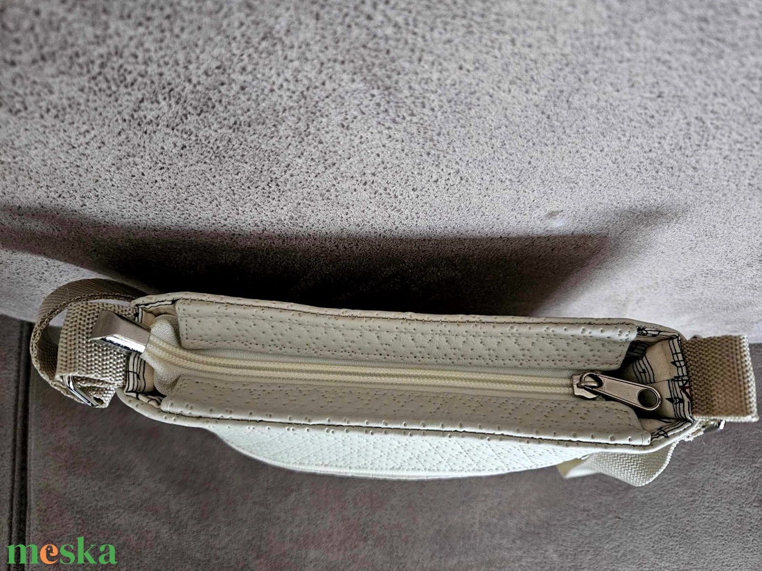 Krémszínű oldaltáska cicás béléssel - táska & tok - kézitáska & válltáska - vállon átvethető táska - Meska.hu