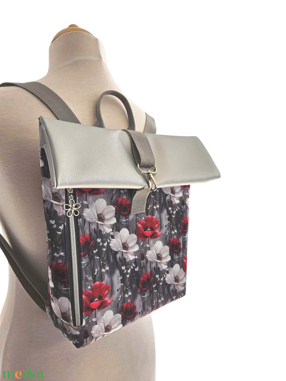 Tavaszi virágos ezüstös roll-top hátizsák - táska & tok - hátizsák - roll top hátizsák - Meska.hu