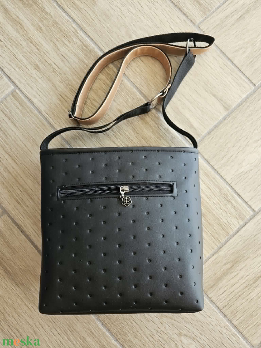 Tacsis textilbőr crossbody táska ajándék kulcstartóval - táska & tok - kézitáska & válltáska - vállon átvethető táska - Meska.hu