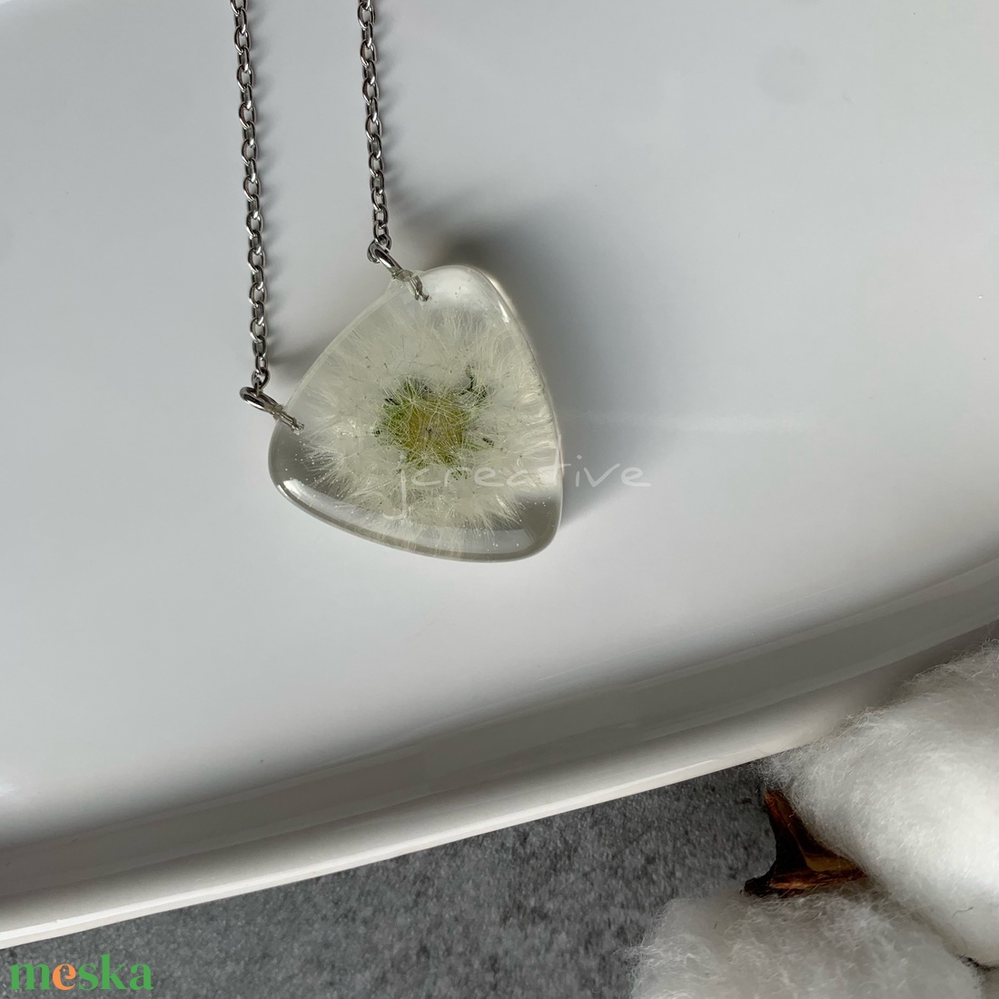 Epoxy gyanta medál pitypang bóbitával  gitárpengető formájú, nemesacél lánccal - ékszer - nyaklánc - medálos nyaklánc - Meska.hu