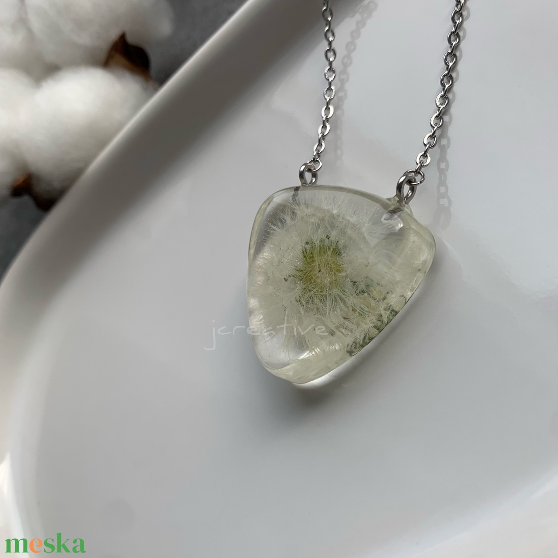 Epoxy gyanta medál pitypang bóbitával  gitárpengető formájú, nemesacél lánccal - ékszer - nyaklánc - medálos nyaklánc - Meska.hu