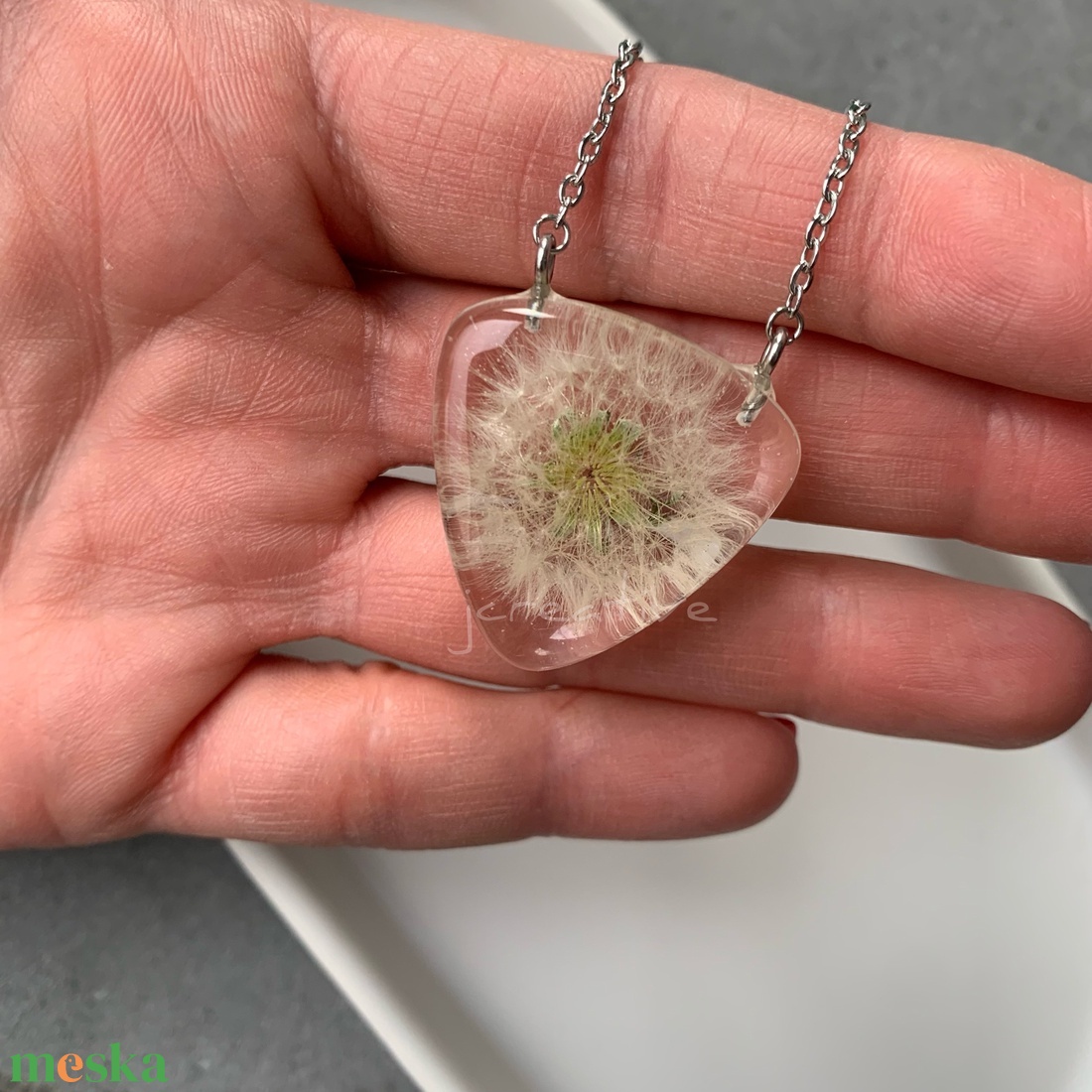 Epoxy gyanta medál pitypang bóbitával  gitárpengető formájú, nemesacél lánccal - ékszer - nyaklánc - medálos nyaklánc - Meska.hu