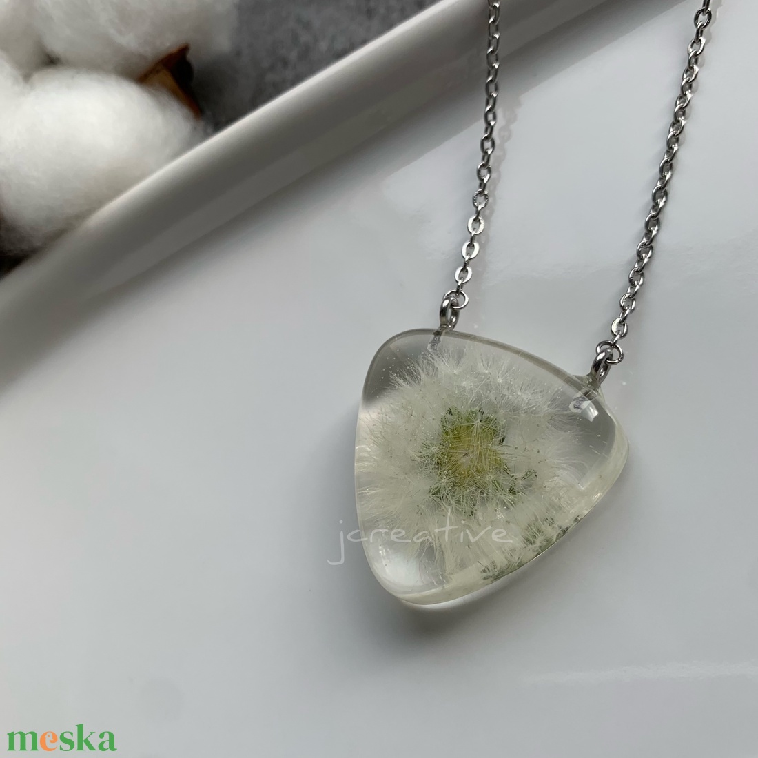 Epoxy gyanta medál pitypang bóbitával  gitárpengető formájú, nemesacél lánccal - ékszer - nyaklánc - medálos nyaklánc - Meska.hu