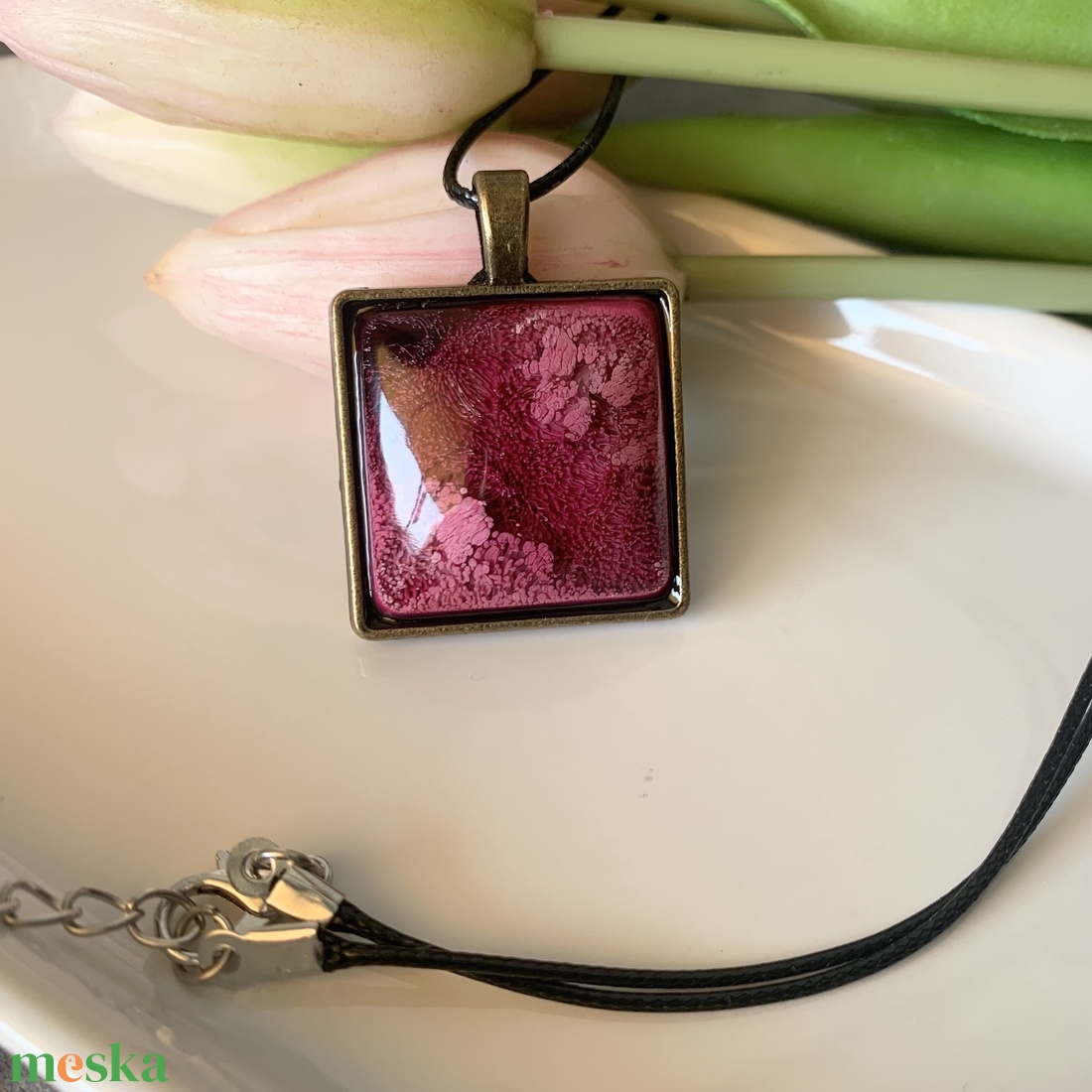 Magenta színű, bronz keretes medál - kézzel készült epoxy nyaklánc - ékszer - nyaklánc - medálos nyaklánc - Meska.hu