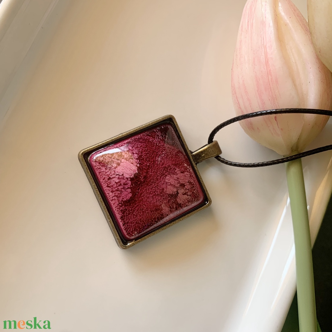 Magenta színű, bronz keretes medál - kézzel készült epoxy nyaklánc - ékszer - nyaklánc - medálos nyaklánc - Meska.hu