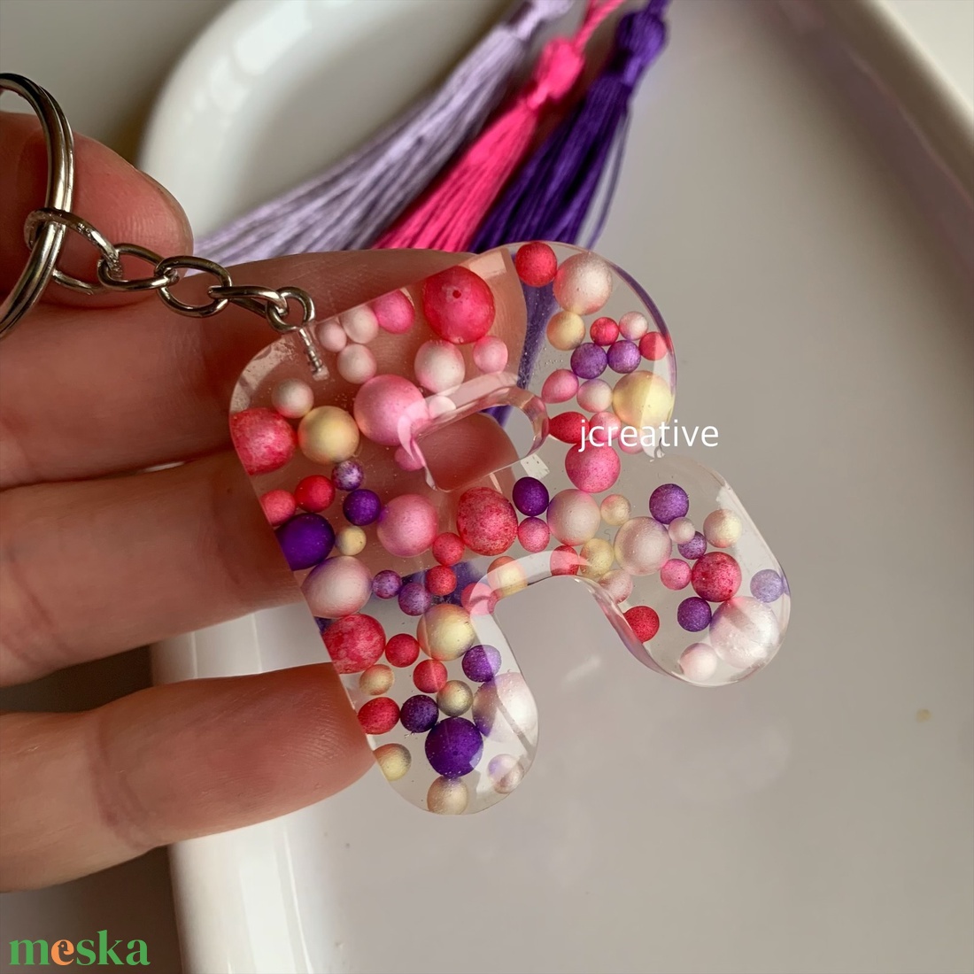  R betűs gyanta kulcstartó bojttal � egyedi, kézzel készült ajándék - táska & tok - kulcstartó & táskadísz - kulcstartó - Meska.hu