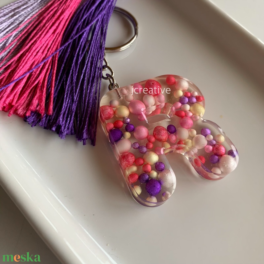  R betűs gyanta kulcstartó bojttal � egyedi, kézzel készült ajándék - táska & tok - kulcstartó & táskadísz - kulcstartó - Meska.hu