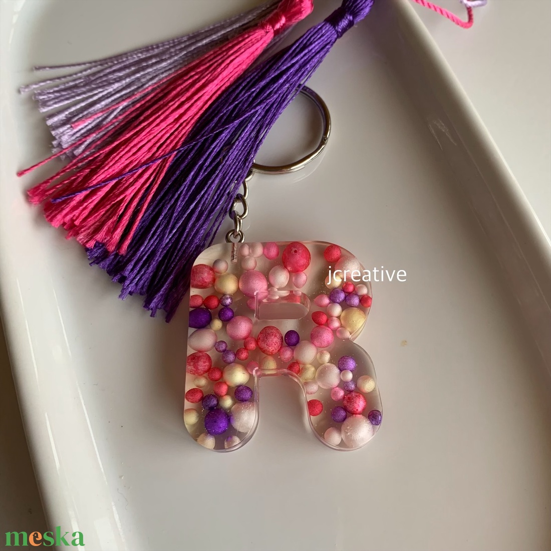  R betűs gyanta kulcstartó bojttal � egyedi, kézzel készült ajándék - táska & tok - kulcstartó & táskadísz - kulcstartó - Meska.hu