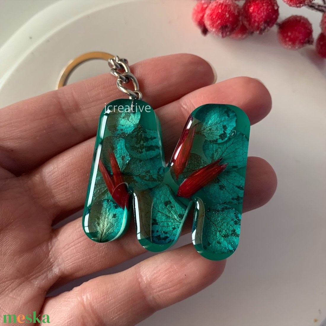 M - betűs kulcstartó valódi szirmokkal, névre szóló ajándék - táska & tok - kulcstartó & táskadísz - kulcstartó - Meska.hu