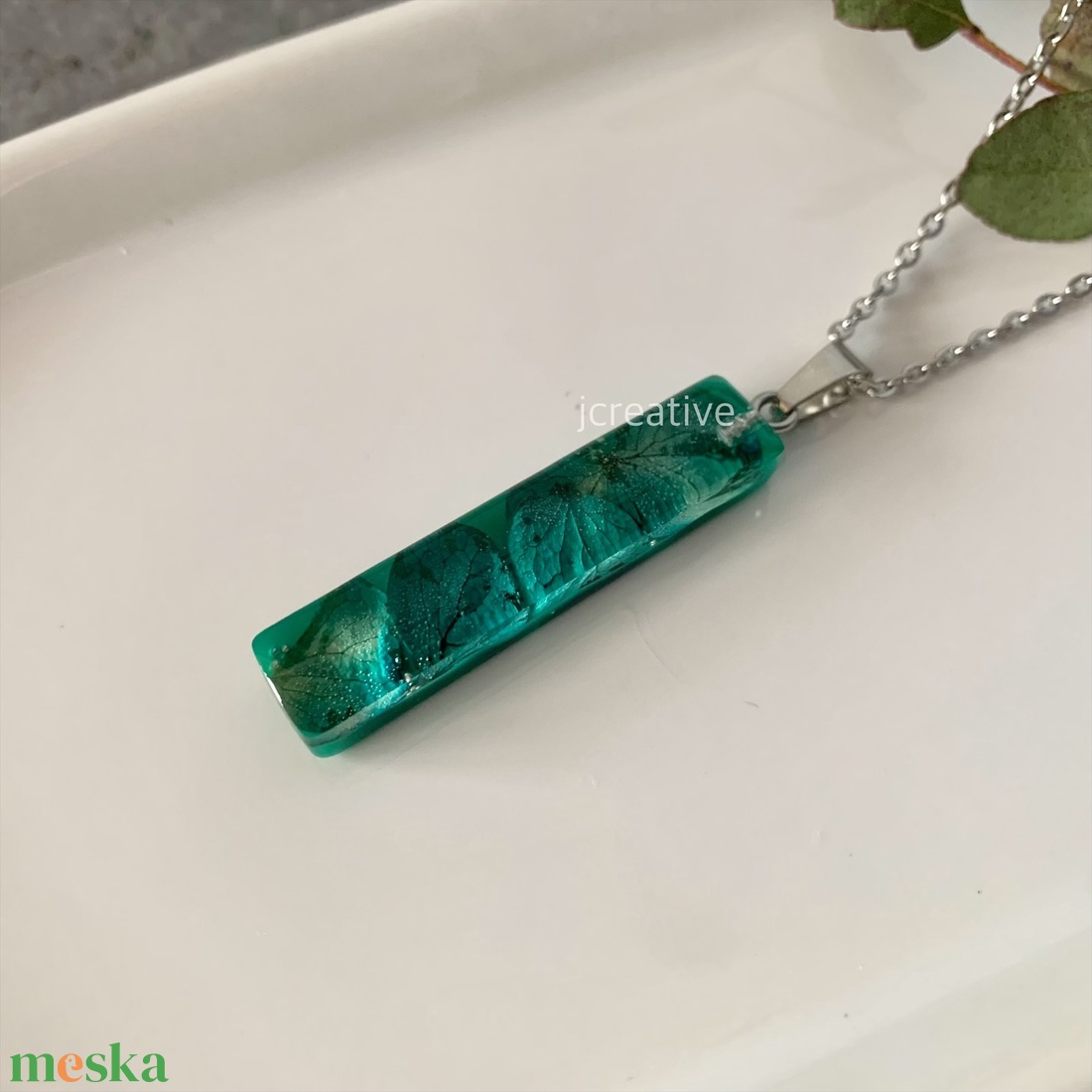 Sötétzöld epoxy gyanta medál, igazi hortenzia virágokkal - ékszer - nyaklánc - medálos nyaklánc - Meska.hu