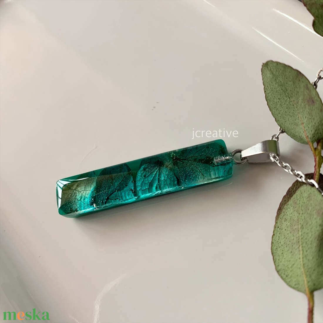 Sötétzöld epoxy gyanta medál, igazi hortenzia virágokkal - ékszer - nyaklánc - medálos nyaklánc - Meska.hu