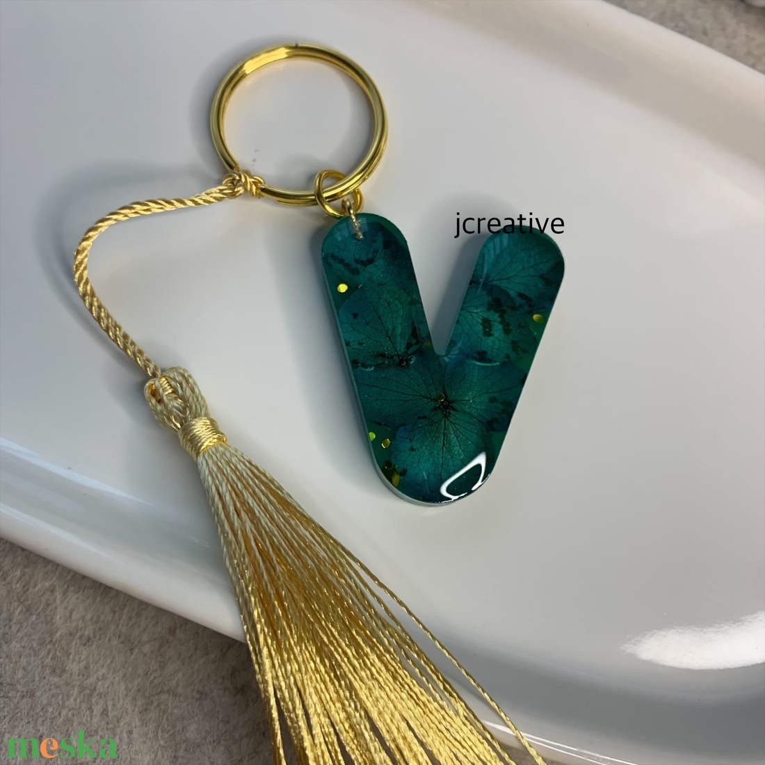 V - betű kulcstartó zöld virágokkal epoxyból - táska & tok - kulcstartó & táskadísz - kulcstartó - Meska.hu