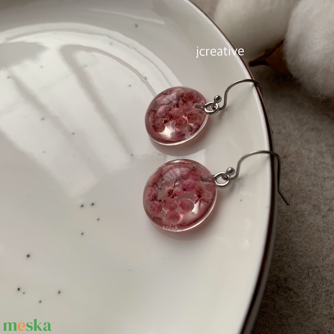 Rózsaszín virágos epoxy gyanta fülbevaló - ékszer - fülbevaló - lógós kerek fülbevaló - Meska.hu
