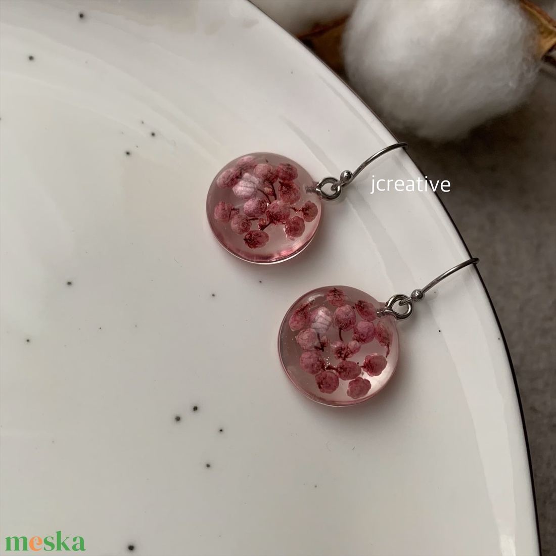 Rózsaszín virágos epoxy gyanta fülbevaló - ékszer - fülbevaló - lógós kerek fülbevaló - Meska.hu