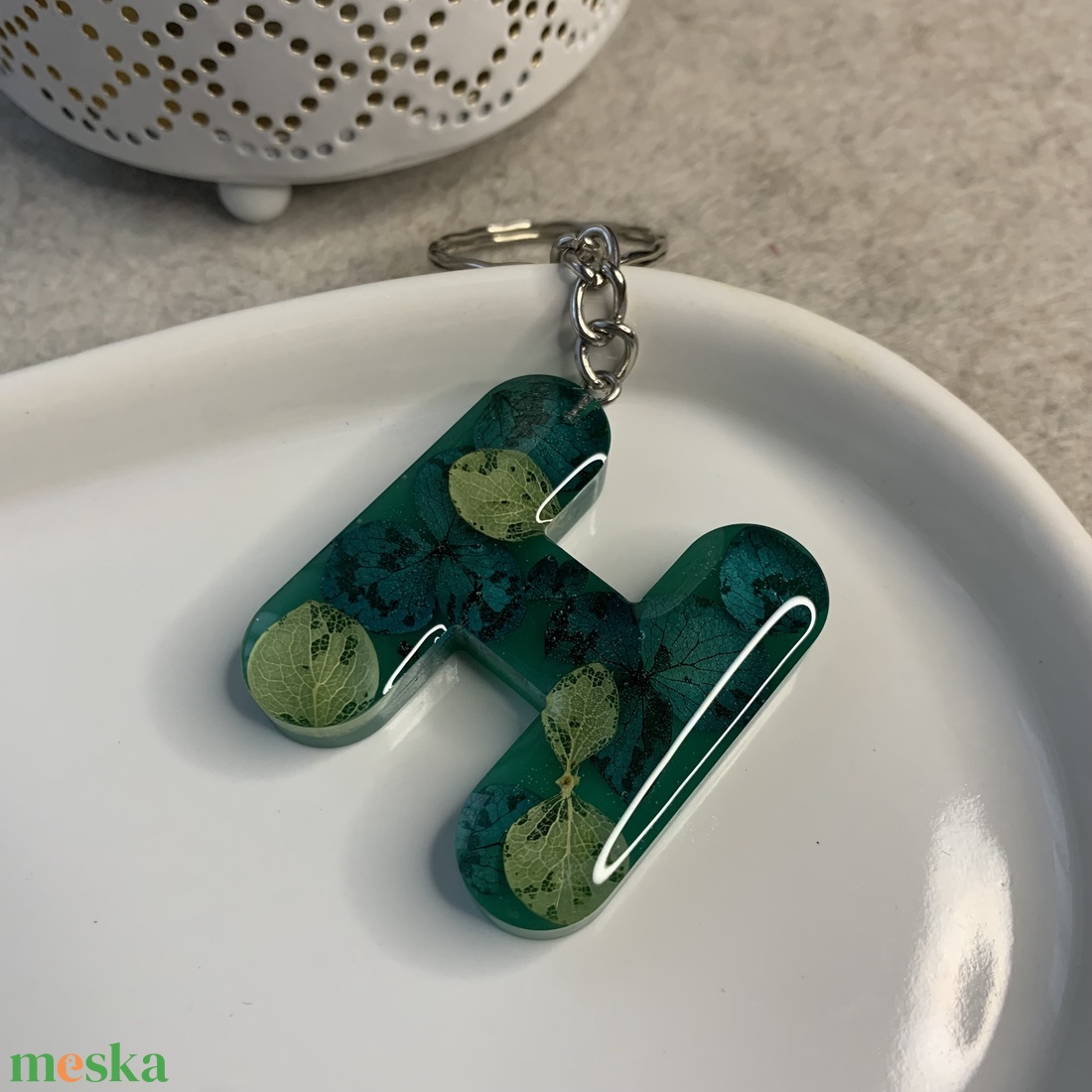 H - betűs epoxy gyanta kulcstartó igazi virágokkal - táska & tok - kulcstartó & táskadísz - kulcstartó - Meska.hu