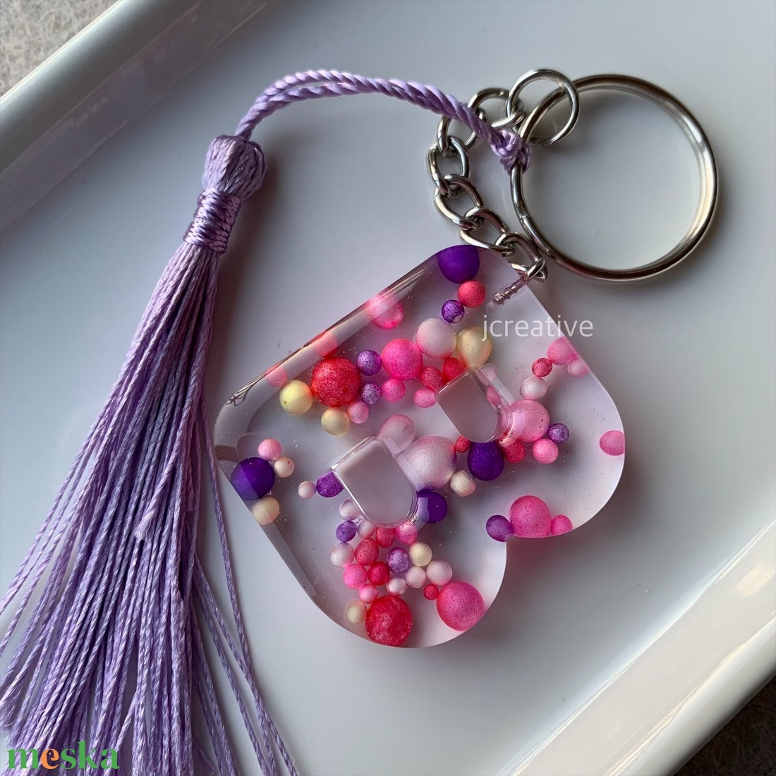 B - betű epoxy kulcstartó, cukorkára hasonlító díszítéssel  - táska & tok - kulcstartó & táskadísz - kulcstartó - Meska.hu