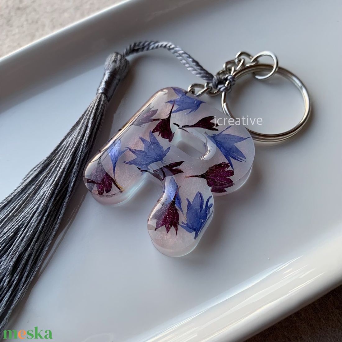 R - betű kulcstartó igazi virágszirmokkal epoxyból - táska & tok - kulcstartó & táskadísz - kulcstartó - Meska.hu