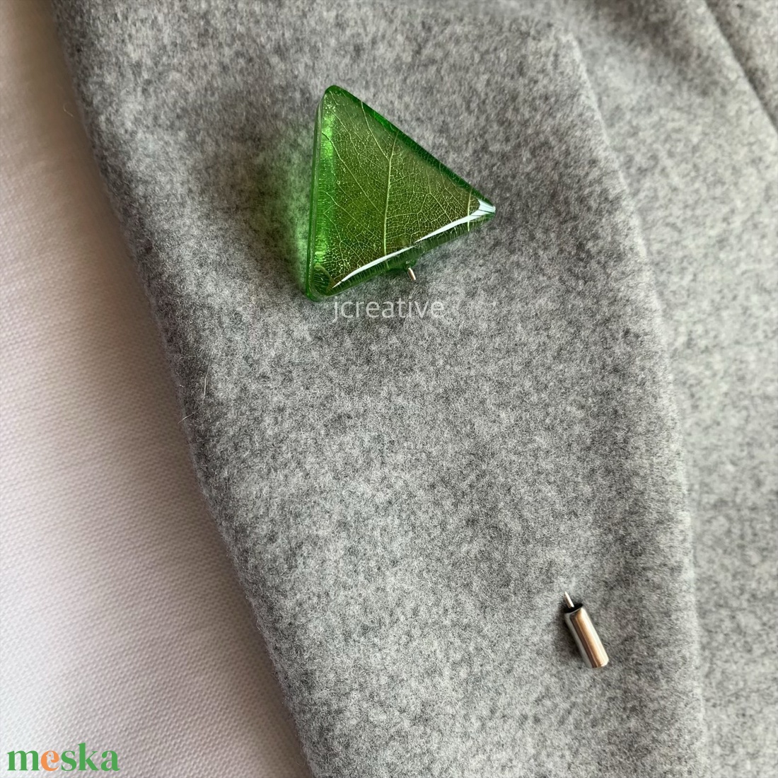 Halvány zöld epoxy gyanta bross, valódi levéllel - ékszer - kitűző és bross - Meska.hu