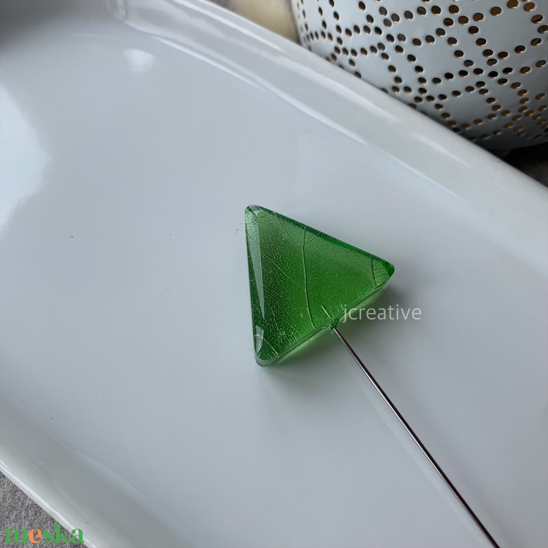 Halvány zöld epoxy gyanta bross, valódi levéllel - ékszer - kitűző és bross - Meska.hu