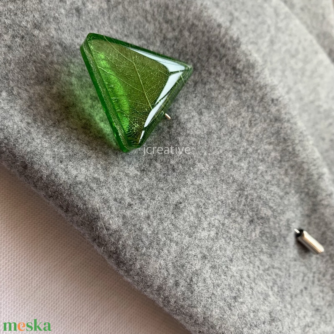 Halvány zöld epoxy gyanta bross, valódi levéllel - ékszer - kitűző és bross - Meska.hu