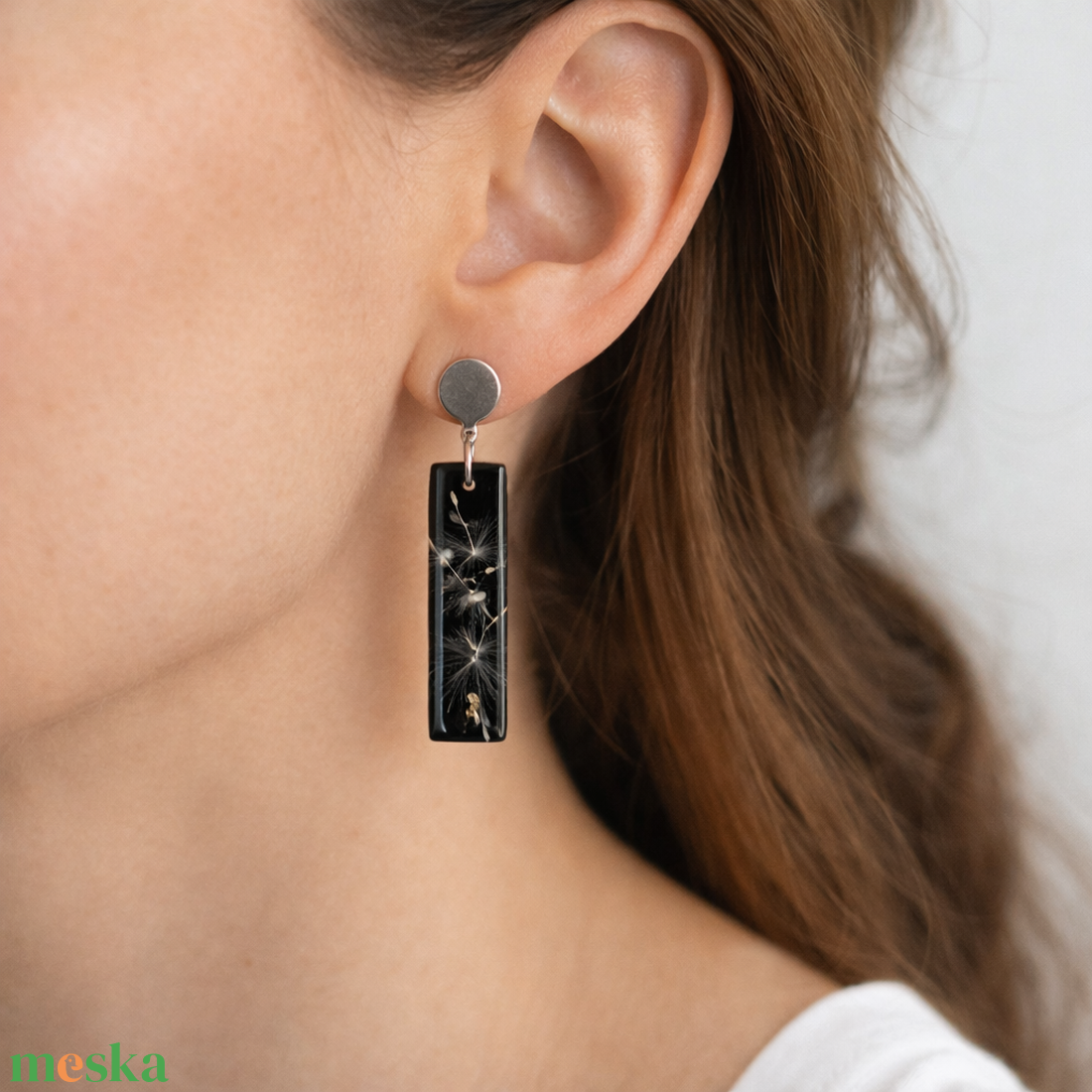 Pitypangmagos epoxy fülbevaló nemesacél szerelékkel � fekete elegáns kézműves ékszer - ékszer - fülbevaló - lógó fülbevaló - Meska.hu