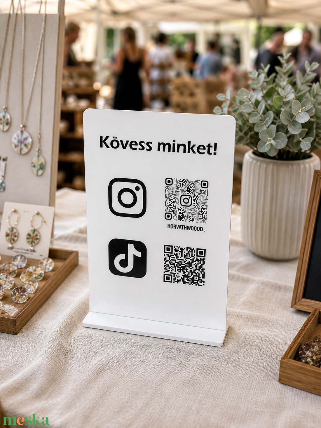 QR-kódos követőgyűjtő asztali tábla kézműveseknek és kisvállalkozóknak - otthon & életmód - dekoráció - asztal és polc dekoráció - gravírozott táblák - Meska.hu