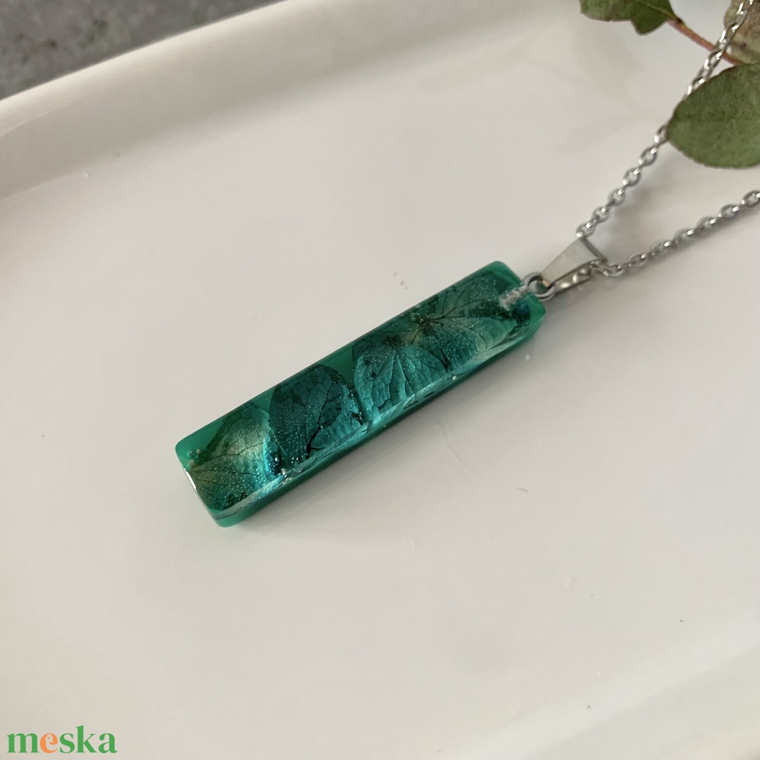 Sötétzöld epoxy gyanta medál, igazi hortenzia virágokkal - ékszer - nyaklánc - medálos nyaklánc - Meska.hu