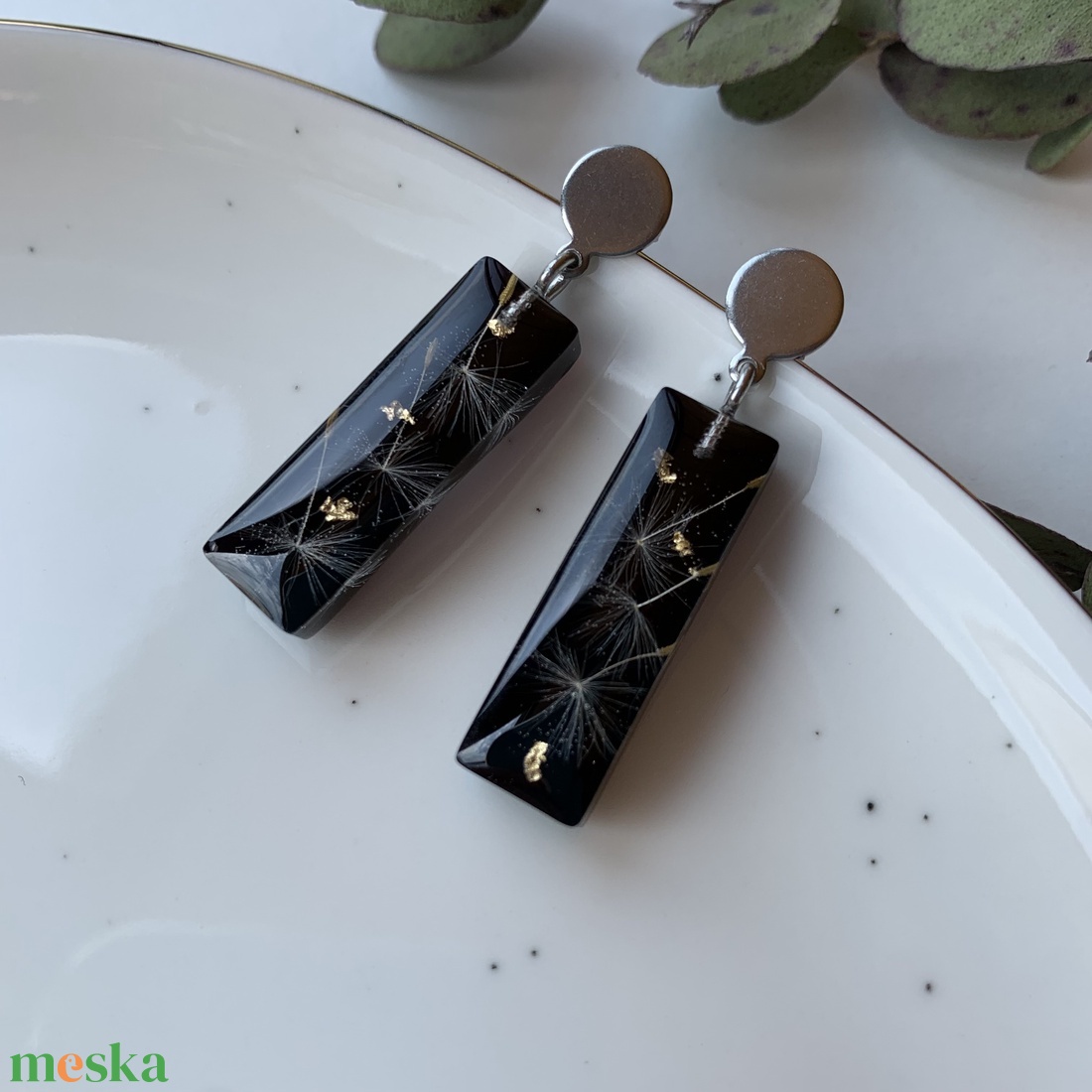 Pitypangmagos epoxy fülbevaló nemesacél szerelékkel � fekete elegáns kézműves ékszer - ékszer - fülbevaló - lógó fülbevaló - Meska.hu