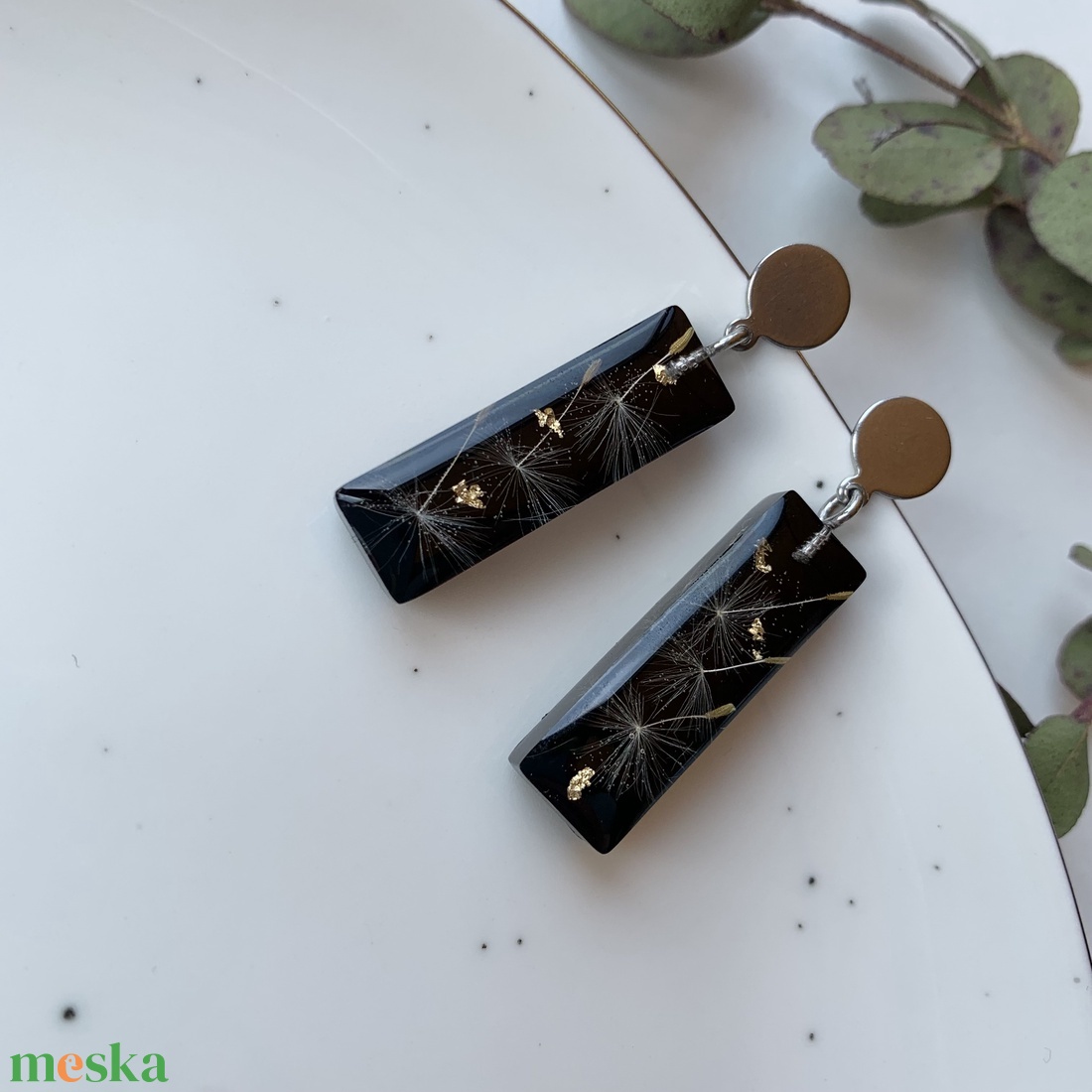 Pitypangmagos epoxy fülbevaló nemesacél szerelékkel � fekete elegáns kézműves ékszer - ékszer - fülbevaló - lógó fülbevaló - Meska.hu