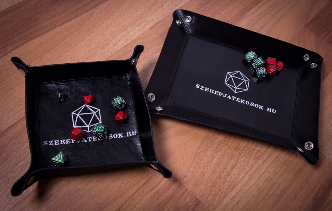 Szerepjatekosok.hu feliratú kockadobó tálca - játék & sport - táblajáték és kártyajáték - társasjátékok - dobókocka - Meska.hu
