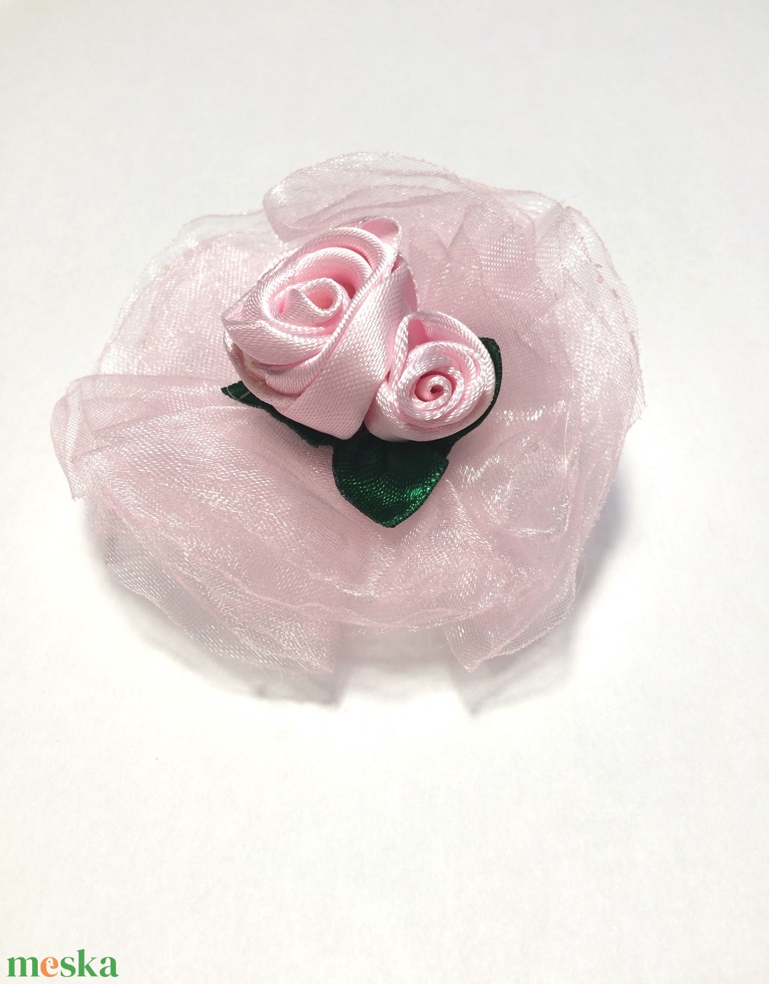 Selyem rózsás kitűző - ékszer - kitűző és bross - kitűző - Meska.hu Selyem rózsás kitűző - ékszer - kitűző és bross - kitűző - Meska.hu