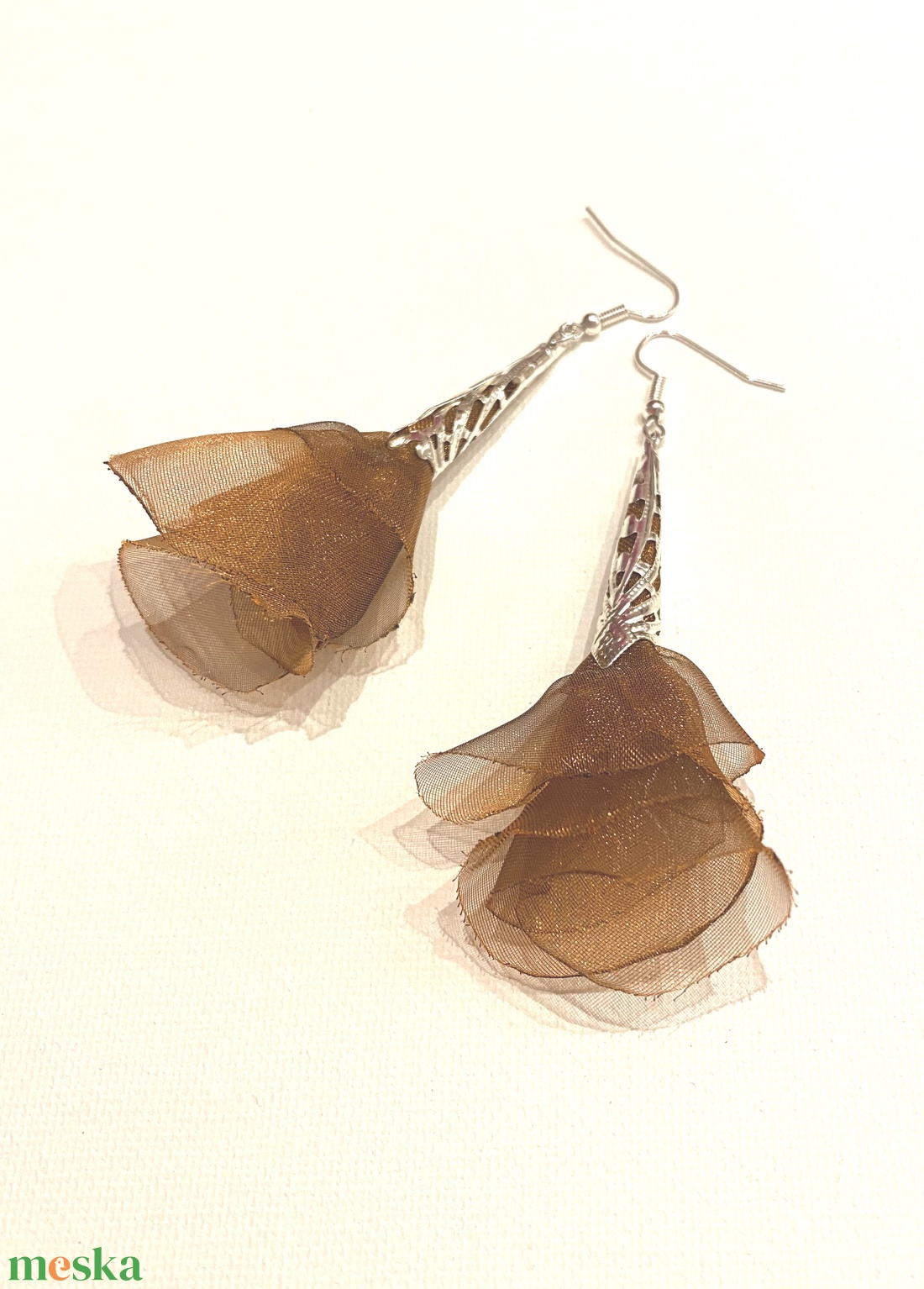 Selymes barna fülbevaló - ékszer - fülbevaló - lógó fülbevaló - Meska.hu