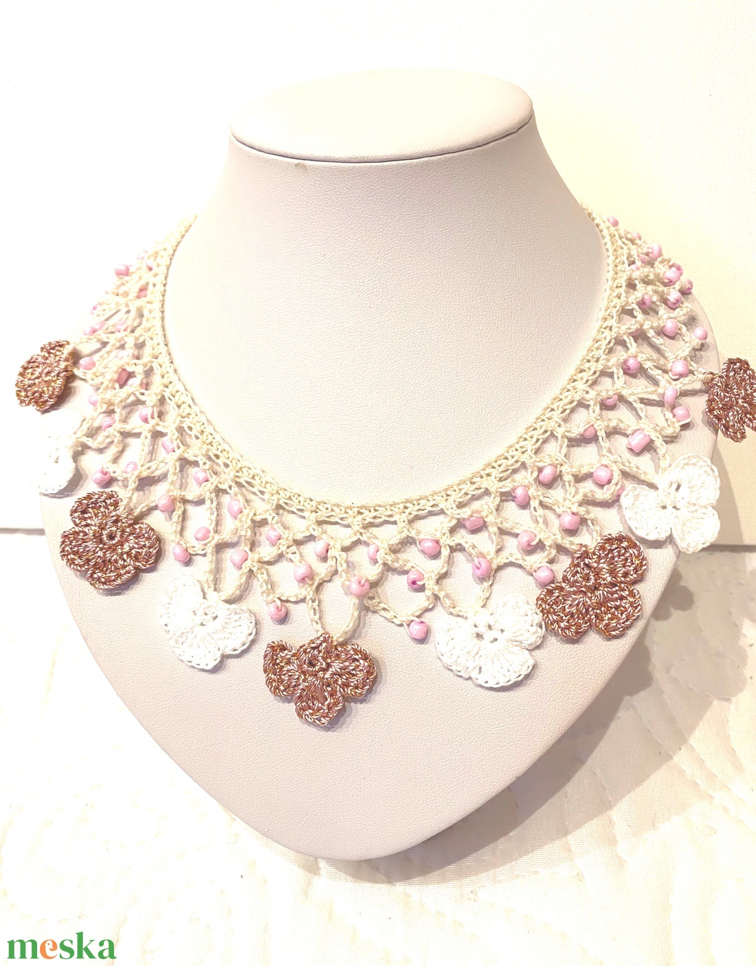 Csipkegyöngyös, virágos nyakdísz - ékszer - nyaklánc - gyöngyös nyaklánc - Meska.hu