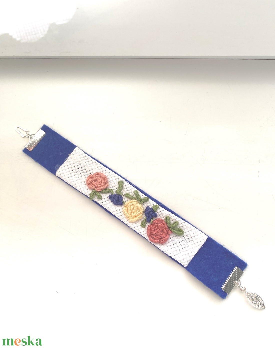 Virágos hímzett karkötő - ékszer - karkötő - széles karkötő - Meska.hu