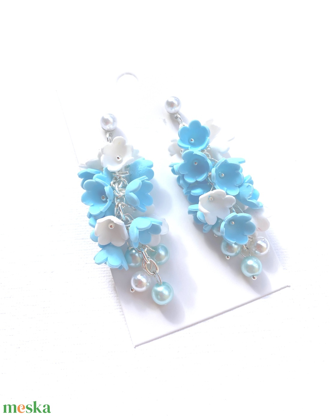 Kék, fehér virágfürt - ékszer - fülbevaló - lógó fülbevaló - Meska.hu
