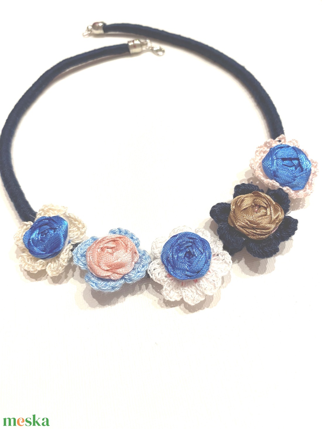 Virágos textilnyaklánc - ékszer - nyaklánc - statement nyaklánc - Meska.hu