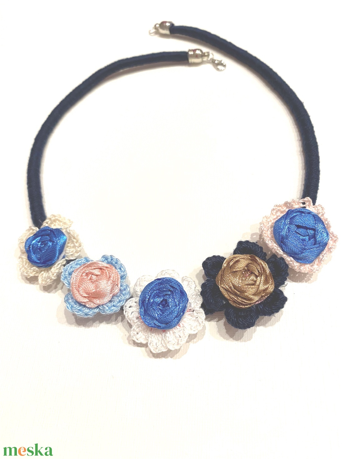 Virágos textilnyaklánc - ékszer - nyaklánc - statement nyaklánc - Meska.hu