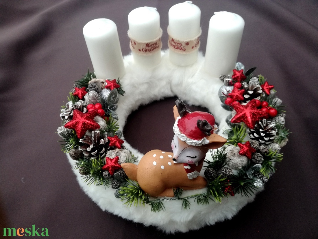 Hófehér műszőrme alapon készült kézműves őzikés adventi koszorú - karácsony - adventi díszek - adventi koszorú - Meska.hu