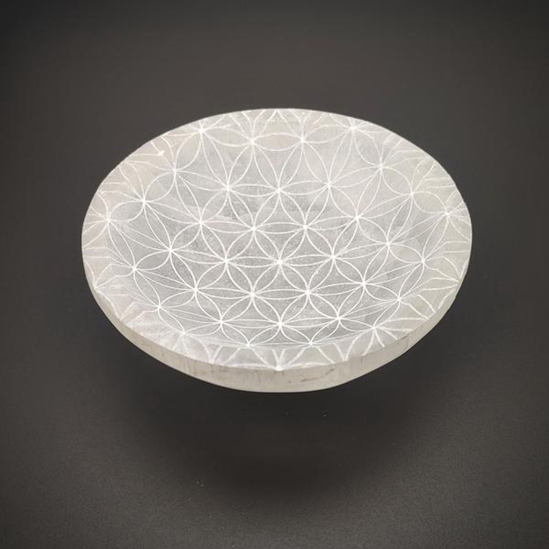Szelenit talpas kerek tál gravírozott Életvirág mintával 10 cm - kellékek & szerszámok - ásvány alapanyag - szelenit korong - Meska.hu