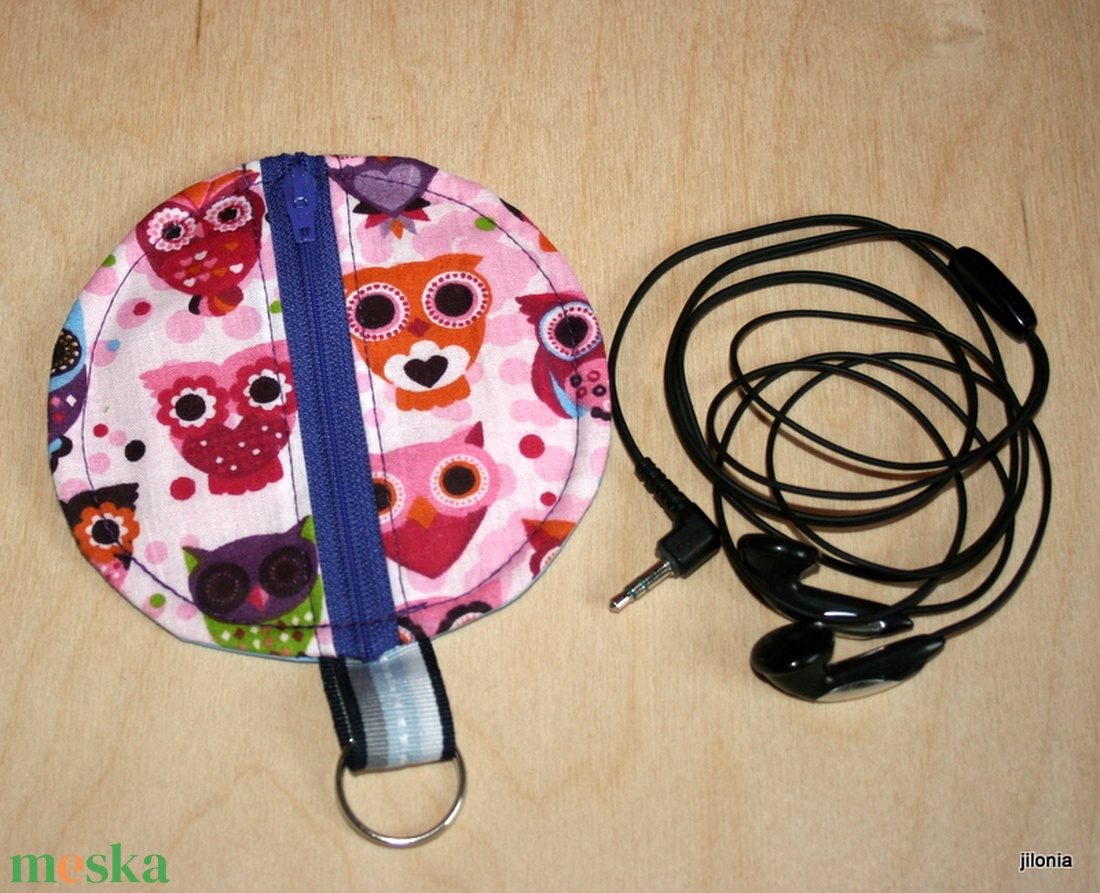 baglyos kör alakú tartó fülhallgató tartó - táska & tok - pénztárca & más tok - zsebkendőtartó tok - Meska.hu baglyos kör alakú tartó fülhallgató tartó - táska & tok - pénztárca & más tok - zsebkendőtartó tok - Meska.hu