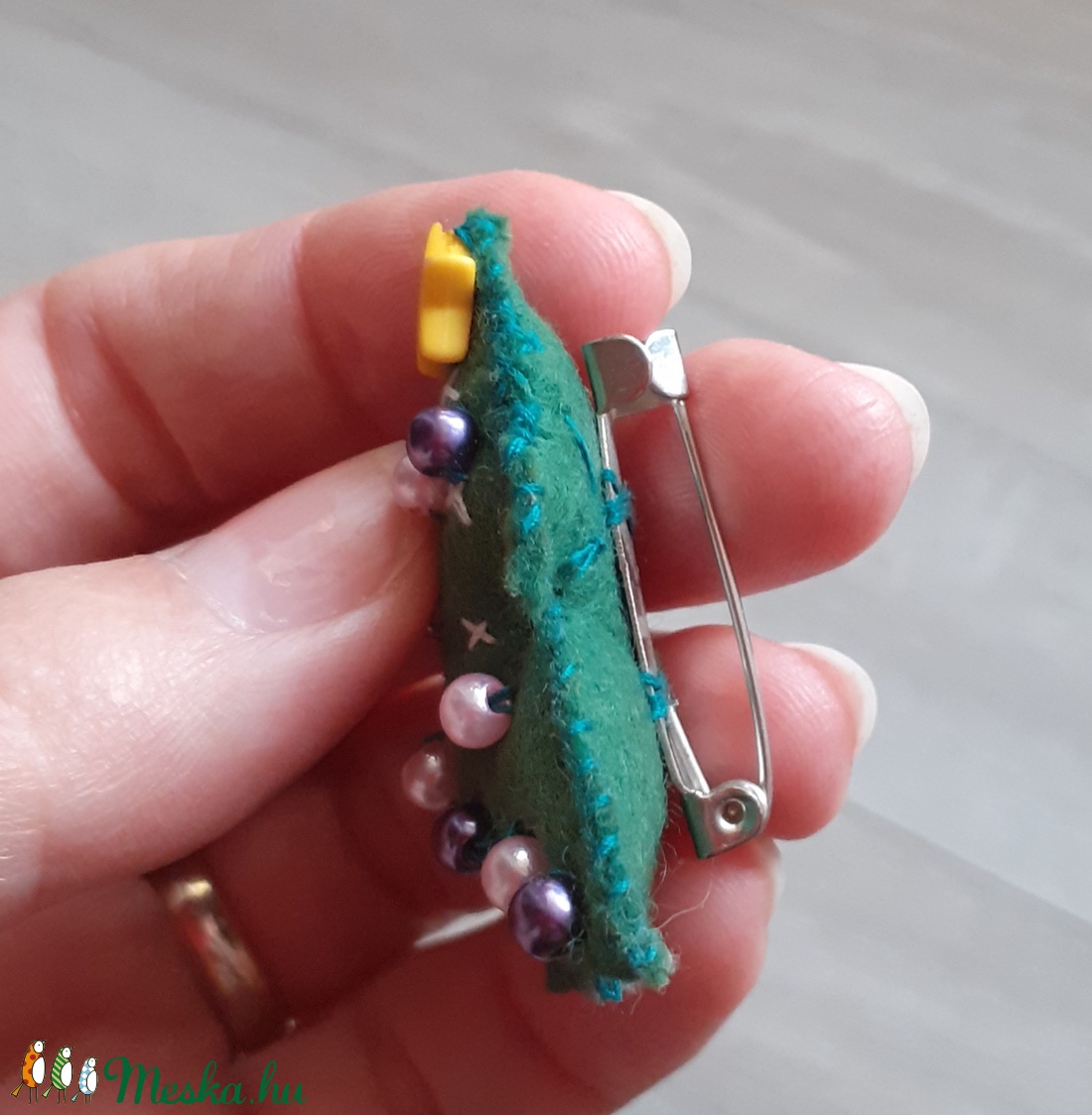 Pici karácsonyfa kitűző filcből - ékszer - kitűző és bross - kitűző - Meska.hu Pici karácsonyfa kitűző filcből - ékszer - kitűző és bross - kitűző - Meska.hu