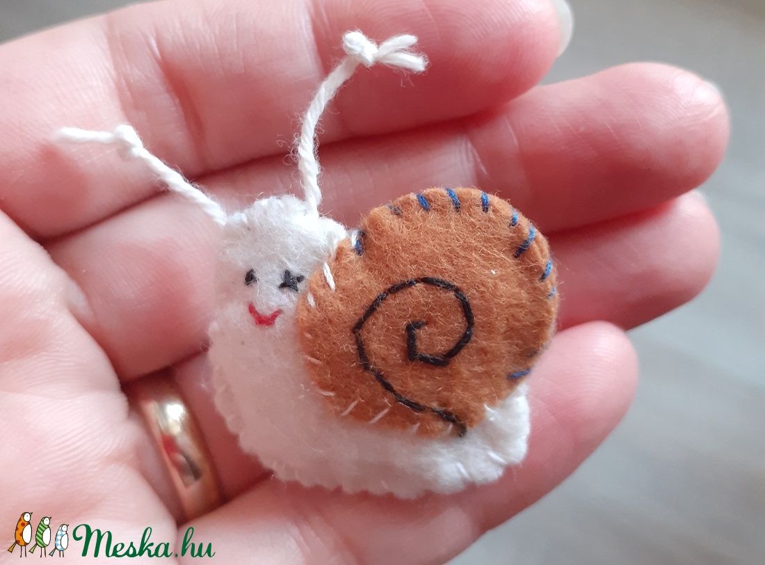 Csiga kitűző - ékszer - kitűző és bross - kitűző - Meska.hu Csiga kitűző - ékszer - kitűző és bross - kitűző - Meska.hu